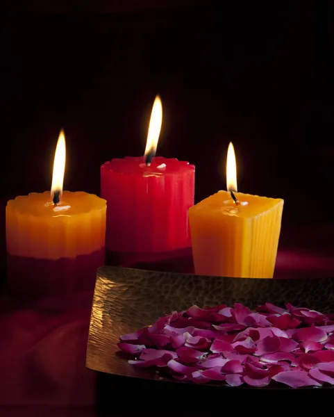 Pétalos de flores y velas — Foto de Stock