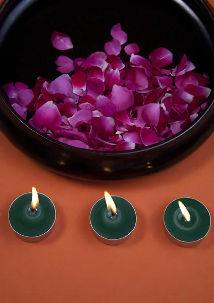 Flower petals and candles — Stock Photo, Image
