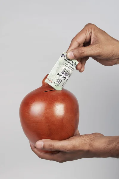 Kumbaraya para koymak.