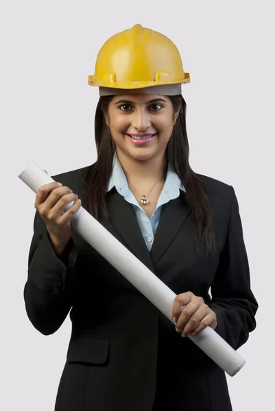 Ingeniera femenina con planos — Foto de Stock