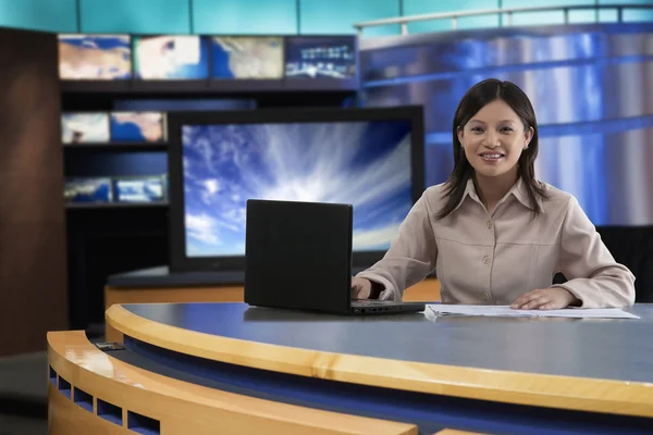 Porträt einer weiblichen Moderatorin im Newsroom — Stockfoto