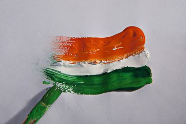 Hindistan bayrağı olarak farklı renkli boyalar