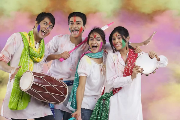 Amigos tocando música durante holi — Fotografia de Stock