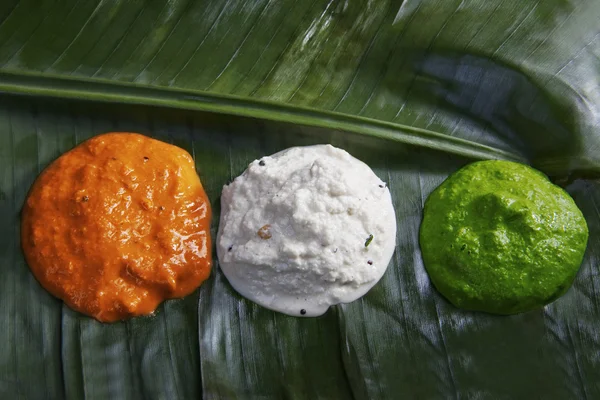 farklı renkli Hint turşusu