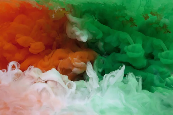 Hindistan bayrağı olarak farklı renkli boyalar