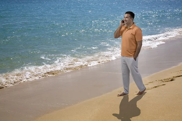 Человек разговаривает на пляже — стоковое фото