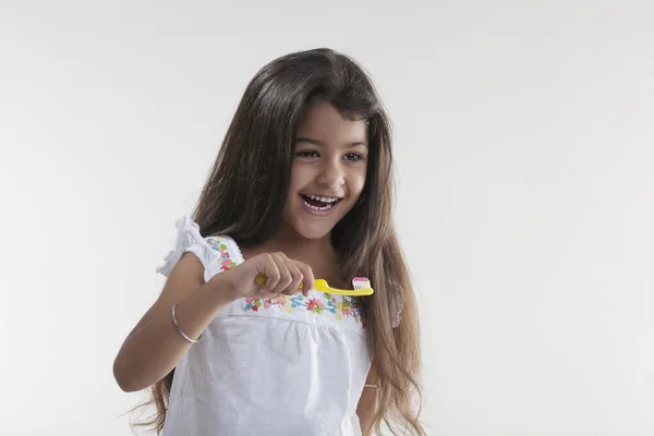 Diş fırçası ve diş macunu ile kız — Stok fotoğraf