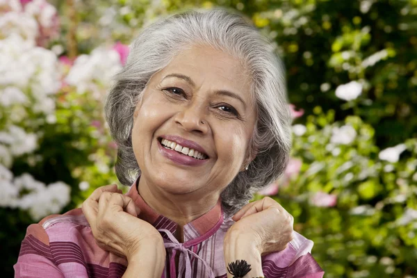 Old woman smiling — Stock Photo, Image