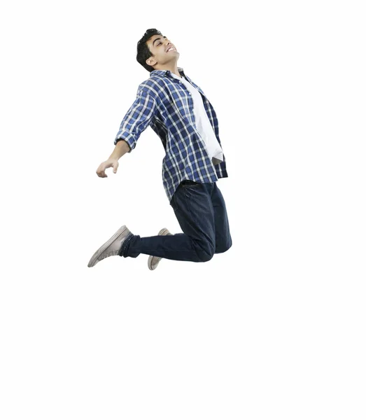 空を飛び跳ねる男 — ストック写真