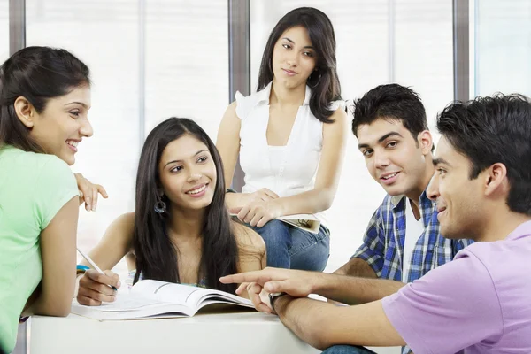 College students looking at a book — Stock Photo, Image