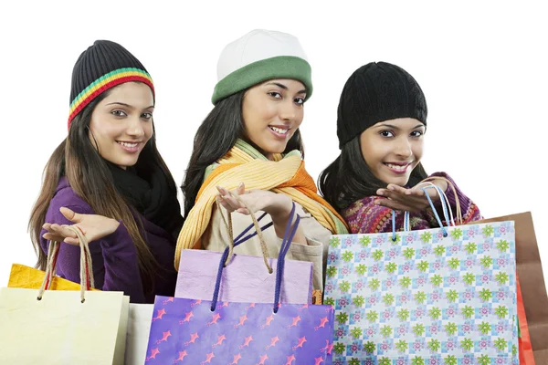 Chicas con bolsas de compras posando —  Fotos de Stock