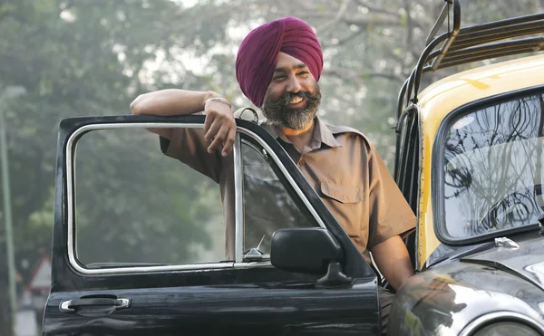 彼の車の隣に立っている sikh タクシー運転手 — ストック写真