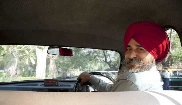 Sikh tassista in piedi accanto al suo veicolo — Foto Stock