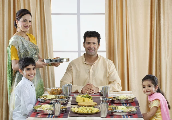 Gujarati-familie na de lunch — Stockfoto