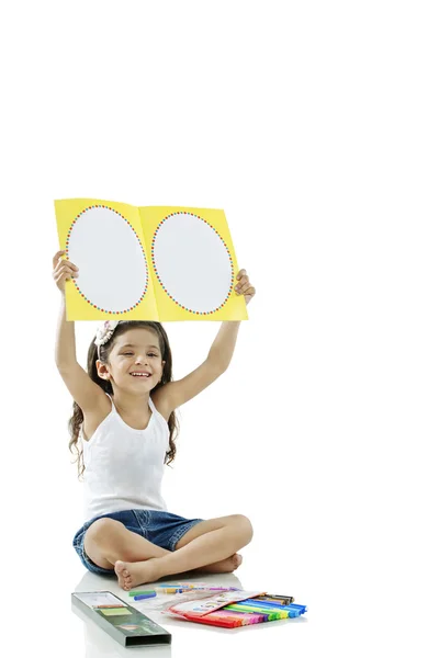 Menina mostrando seus desenhos — Fotografia de Stock