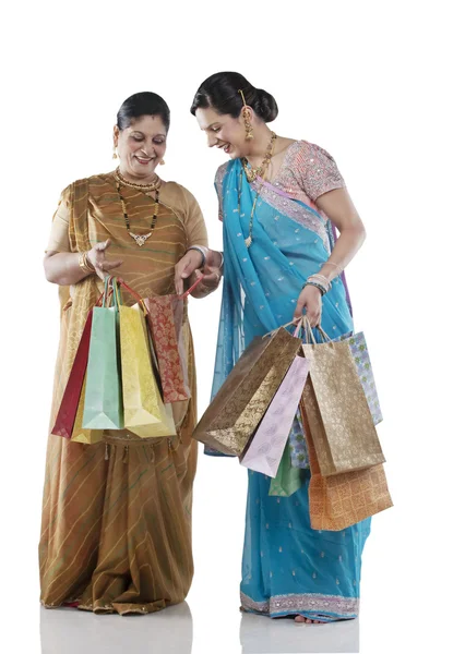 Gujarati madre e figlia con shopping bags — Foto Stock