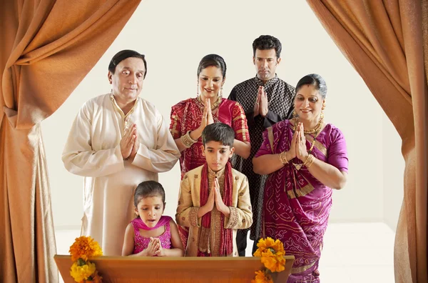 Family praying — Stock Photo, Image