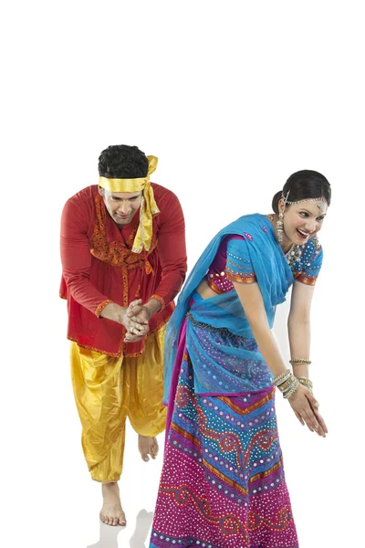 Gujarati casal realizando dança dandiya — Fotografia de Stock