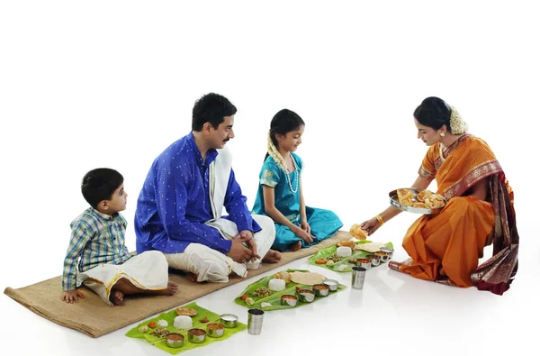 Indische Familie beim Mittagessen — Stockfoto