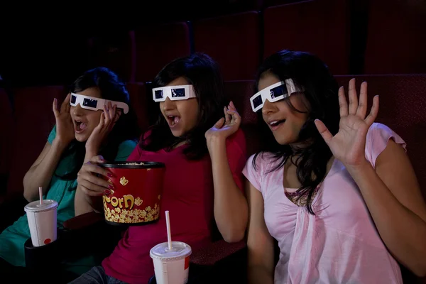 Flickorna tittar på en film — Stockfoto