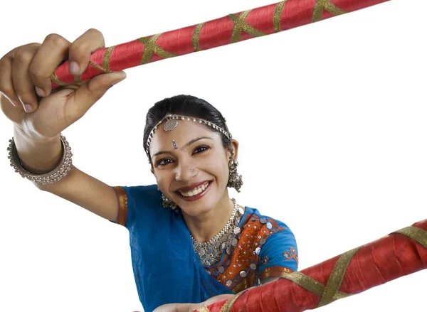 Танцующая гуджаратская женщина — стоковое фото
