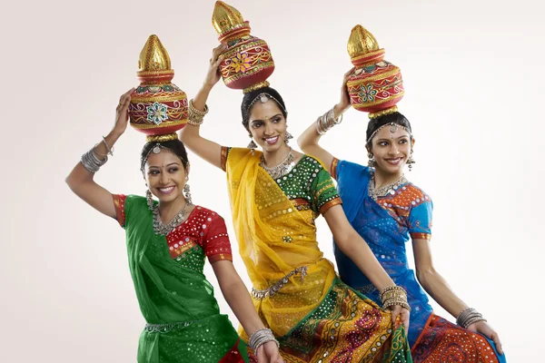 Gujarati mulheres dançando — Fotografia de Stock