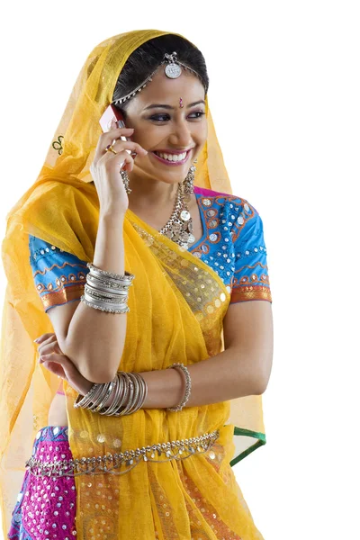 Гуджаратская женщина разговаривает по мобильному телефону — стоковое фото