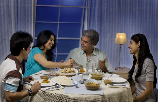 Familjen äter middag — Stockfoto