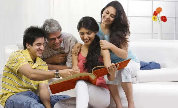 Family in living room — Stock Photo, Image