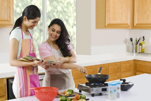 Mãe e filha cozinhar — Fotografia de Stock