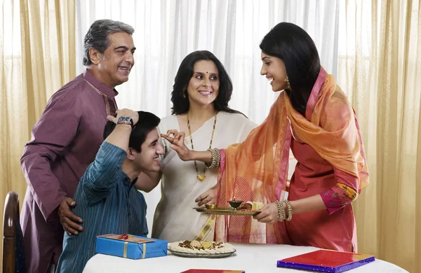 Família celebrando Rakhi — Fotografia de Stock