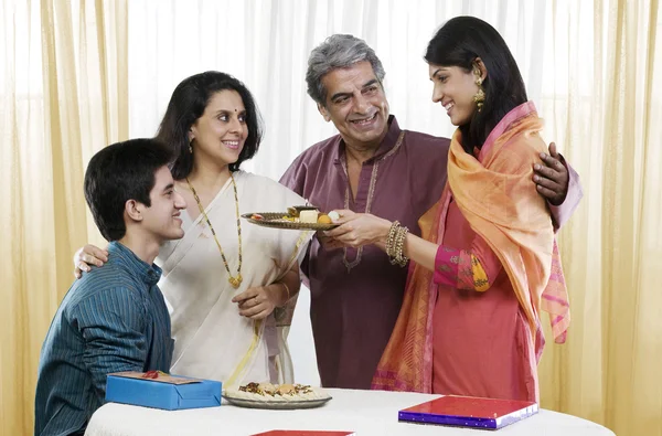 Família celebrando Rakhi — Fotografia de Stock