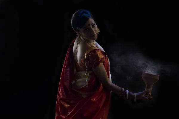 Femme bengali faisant une danse Dhunuchi — Photo