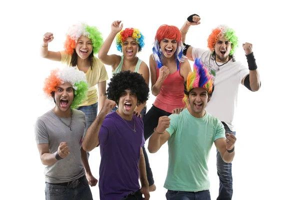 Jovens com perucas torcendo — Fotografia de Stock