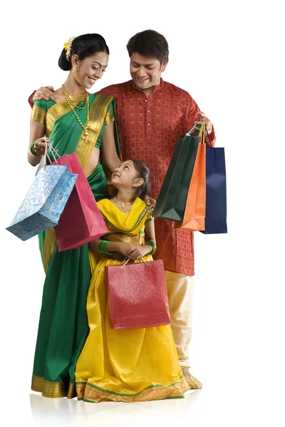 Rodzina z torbami na zakupy — Zdjęcie stockowe