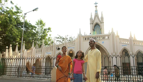 家庭站在一座教堂 — 图库照片