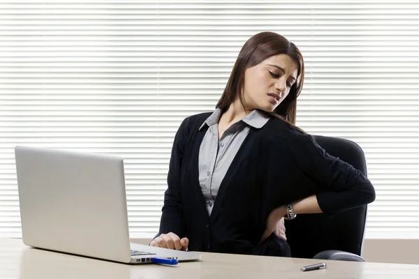 Geschäftsfrau bekommt Rückenschmerzen im Amt — Stockfoto
