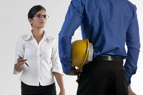 Empresaria mirando al trabajador — Foto de Stock