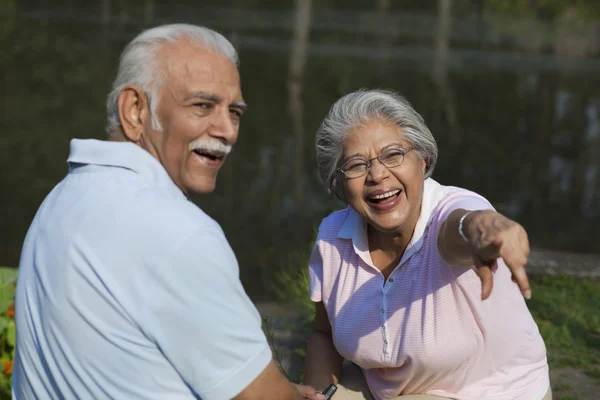 Gammalt par att ha en promenad — Stockfoto