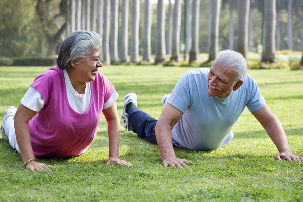 Casal velho fazendo exercícios — Fotografia de Stock
