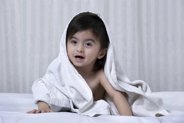 Kleiner Junge mit einem Handtuch — Stockfoto