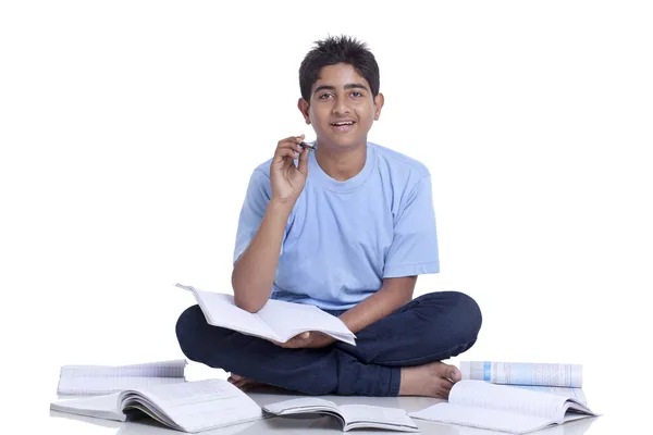 Ragazzo adolescente che studia — Foto Stock