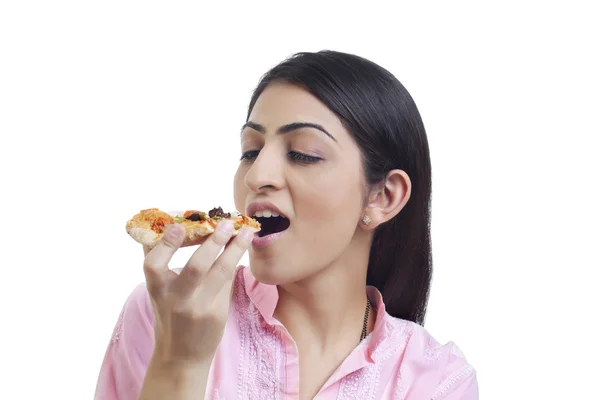 Vrouw eten plak van pizza — Stockfoto