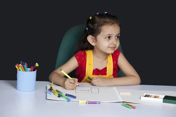 Meisje tekenen met gekleurde pen — Stockfoto