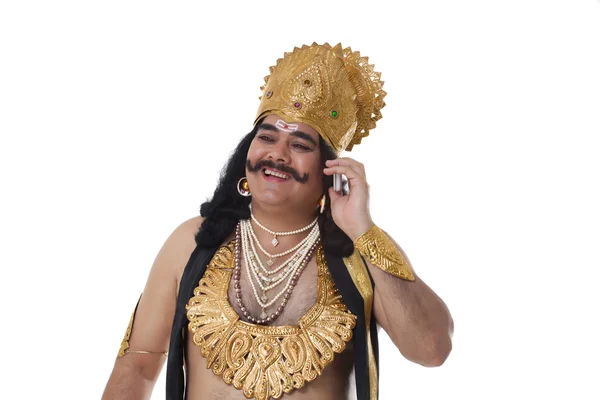 Man klädd som raavan med en mobiltelefon — Stockfoto