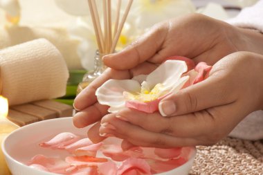 Orkide ve gül yaprakları ile götürdü eller