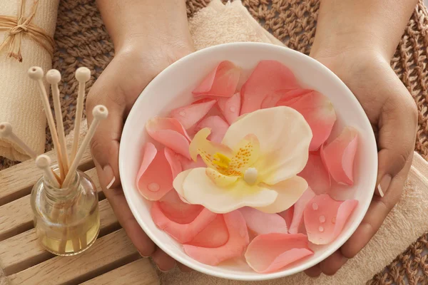 gül yaprakları ve bir kase içinde orkide