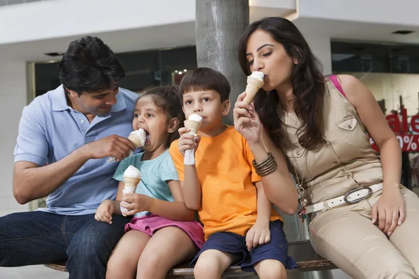 Familie isst Eis — Stockfoto