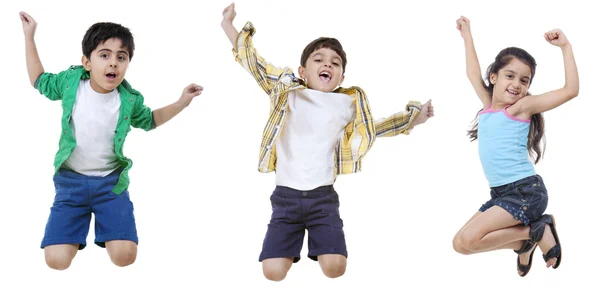 Crianças felizes pulando — Fotografia de Stock