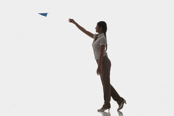 Joven empresaria lanzando avión —  Fotos de Stock